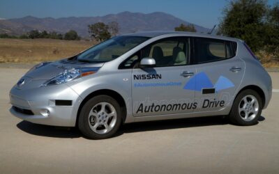 la surveillance des véhicules en approche lors des changements de direction et des entrées sur intersection, utile en ville