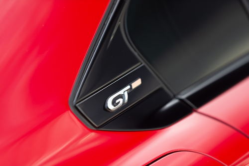 Détails des badges GT sur les fenêtres latérales de la Peugeot 508 GT