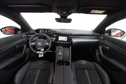 L'habitacle de la Peugeot 508 GT monte en gamme